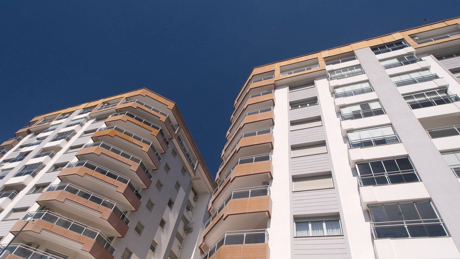 Fachadas de prédios residenciais contra o céu azul